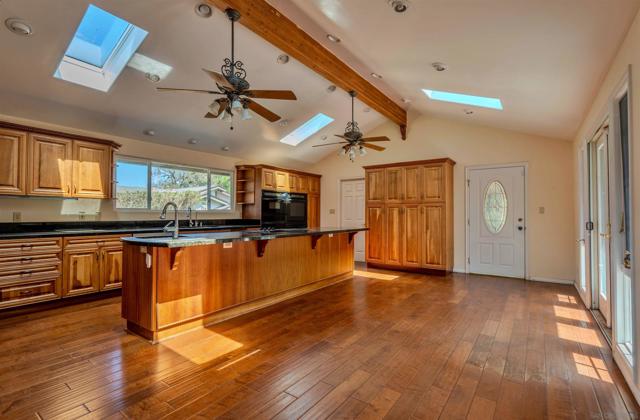 7835 La Jolla Vista Drive, La Jolla CA: https://media.crmls.org/mediaz/caeade00-988c-402e-ab80-a0fda04b7c4f.jpg