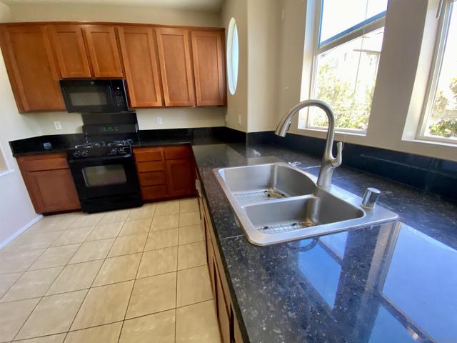1386 Dandelion Way, San Marcos CA: https://media.crmls.org/mediaz/caeba9a8-2844-4ba7-838f-ff109d06e4c3.jpg