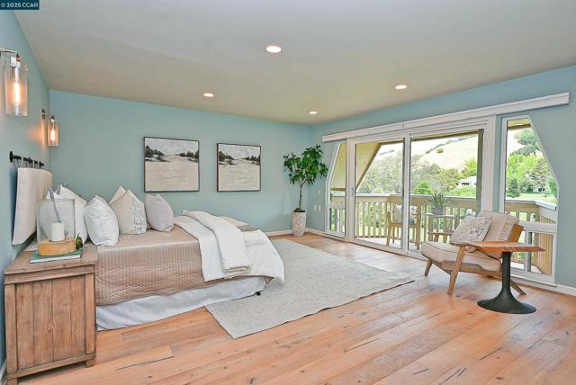 3434 Tice Creek Dr, Walnut Creek CA: https://media.crmls.org/mediaz/caec41cd-c600-4baa-acfc-89ee4ee45cb4.jpg