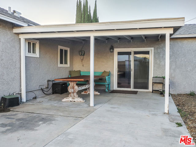 Largeback yard covered patio