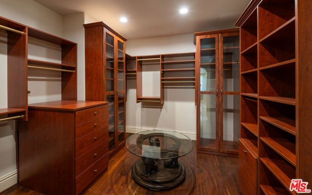 265 N Kenter Avenue, Los Angeles CA: https://media.crmls.org/mediaz/caecd79c-ee8f-4971-8e47-e1f9effdd2b1.jpg