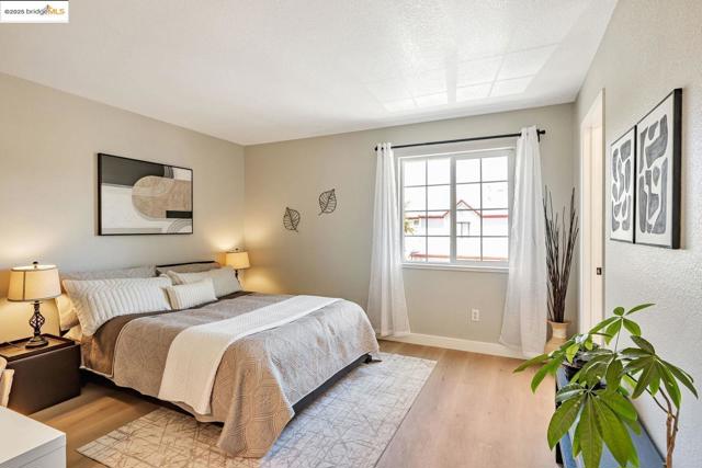 16 Town Sq PL, Oakland CA: https://media.crmls.org/mediaz/caeda627-68fa-48ca-ad84-5148d37023f7.jpg