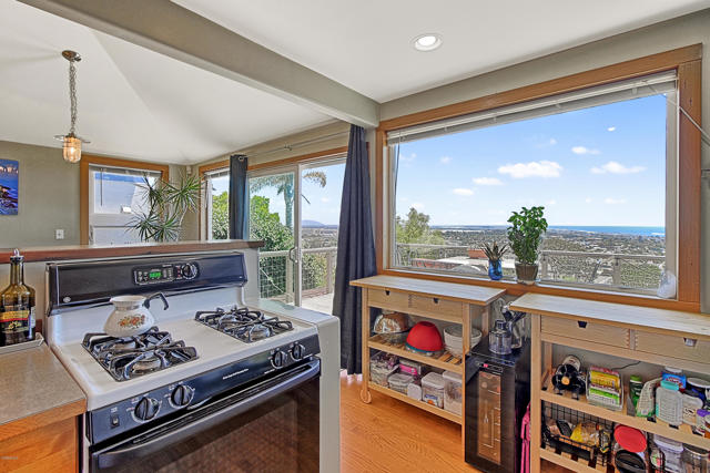 2108 Sunset Drive, Ventura CA: https://media.crmls.org/mediaz/caedbccb-00c8-4ca2-9d81-f63941d42f2d.jpg