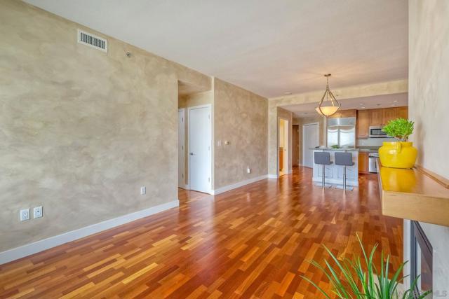 700 W Harbor Dr, San Diego CA: https://media.crmls.org/mediaz/caf07e42-7ec9-4571-92e1-7a93c3f3e094.jpg
