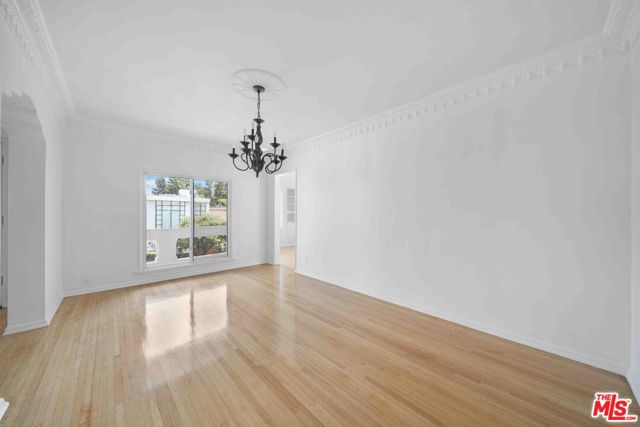 865 S Lucerne Boulevard, Los Angeles CA: https://media.crmls.org/mediaz/caf1cd03-f07a-40ce-b731-85009edb1e7d.jpg