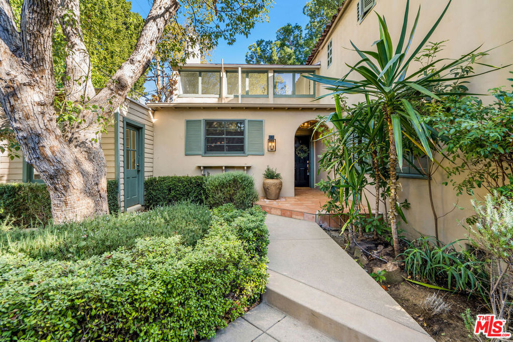 8328 Willoughby Avenue, West Hollywood, CA 90069