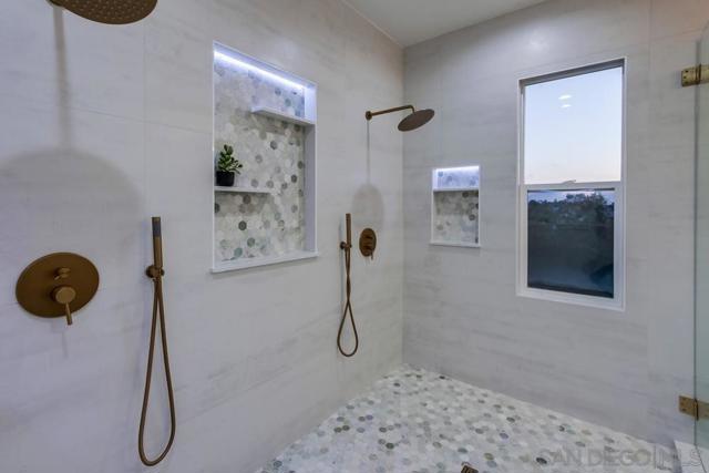 2482 San Clemente Ave, Vista CA: https://media.crmls.org/mediaz/caf56bcb-9059-439d-8ec2-27ecb7613280.jpg