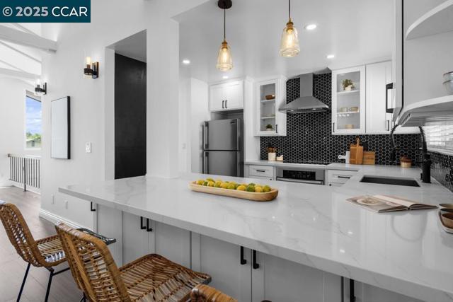 855 Portola Ave, Alameda CA: https://media.crmls.org/mediaz/caf59a8b-7e06-401f-88e5-e73a997b9aae.jpg