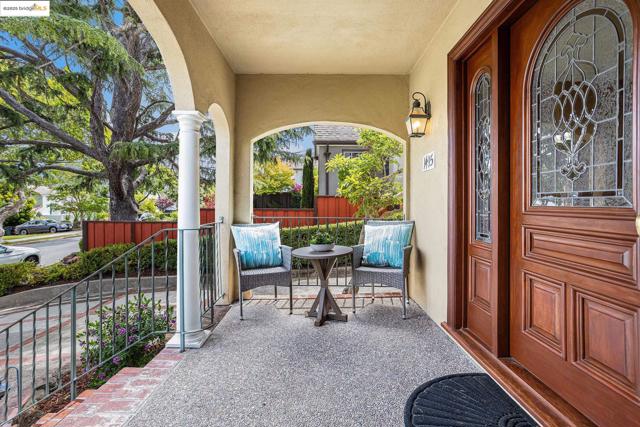 1415 Vancouver Ave, Burlingame CA: https://media.crmls.org/mediaz/caf68986-a6bd-4cd5-8d18-c44b453188b0.jpg