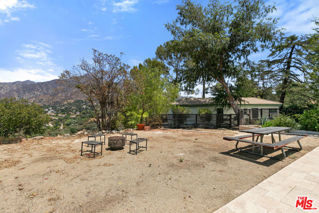 11320 Alethea Drive, Sunland CA: https://media.crmls.org/mediaz/caf78136-1771-4955-8710-63e22ab09213.jpg