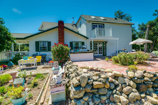 1480 Magnolia Drive, Santa Paula CA: https://media.crmls.org/mediaz/caf78c1f-66c0-4667-9394-3b7cd7723353.jpg