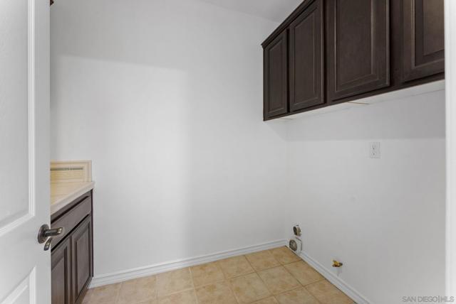5527 Alexandrine Ct, Oceanside CA: https://media.crmls.org/mediaz/caf808f6-7d00-45f1-a611-e17f1ab2257b.jpg