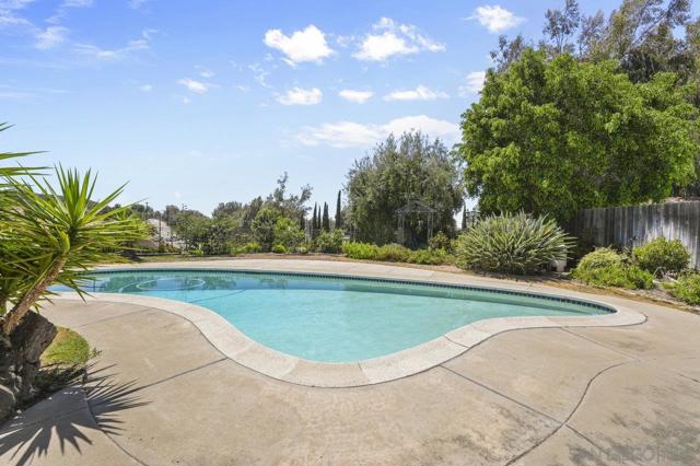 13514 Avenida Del Charro, El Cajon CA: https://media.crmls.org/mediaz/caf8e18a-a738-412c-b7bb-6f40fa94e364.jpg