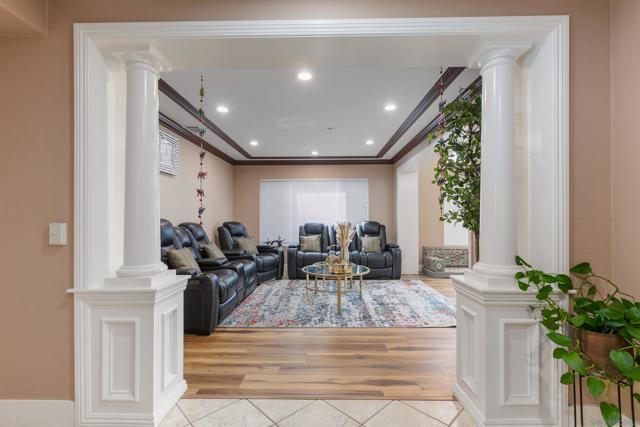 10394 Valley Waters Dr, Spring Valley CA: https://media.crmls.org/mediaz/caf952bd-2971-4059-b377-332bf3596ed6.jpg