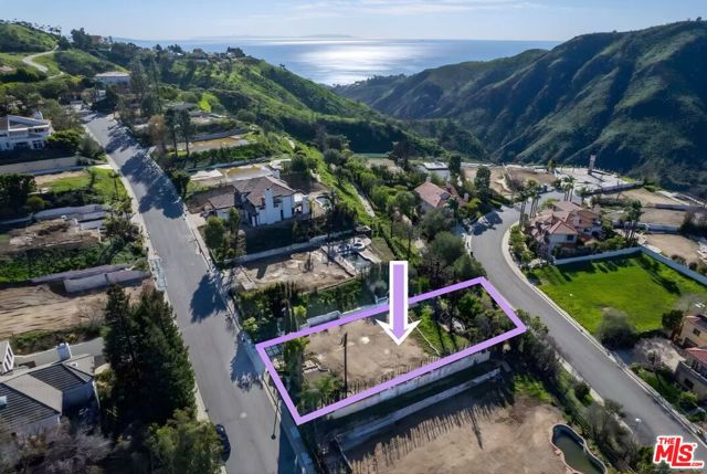 16780 Monte Hermoso Drive, Pacific Palisades CA: https://media.crmls.org/mediaz/caf95bbb-e5f6-4af0-8073-c6f602949bc5.jpg