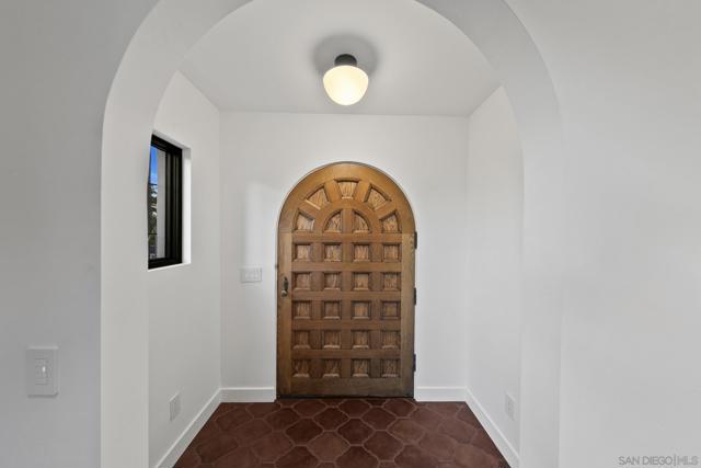 4223 Middlesex Dr, San Diego CA: https://media.crmls.org/mediaz/cafa01d9-5af1-4a42-a0d5-d0b3cd09c4e4.jpg