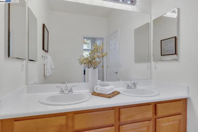 1508 Whispering Oaks Way, Pleasanton CA: https://media.crmls.org/mediaz/cafa03f5-7655-4300-b9dc-c3b6621e9fd0.jpg