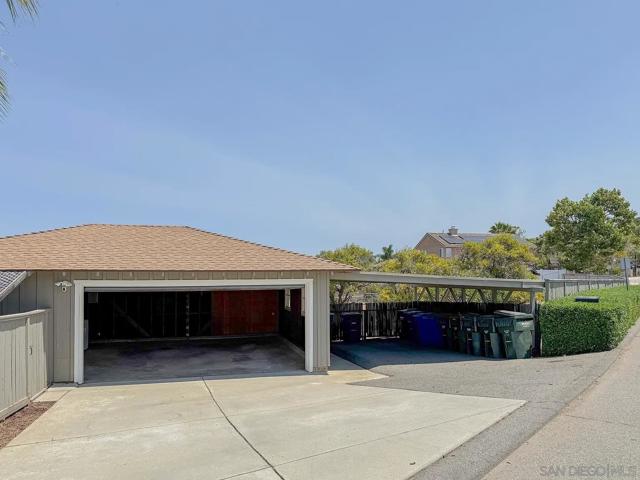 323 Hill Dr, Vista CA: https://media.crmls.org/mediaz/cafcd7f5-6875-48ca-85af-98bff3056319.jpg