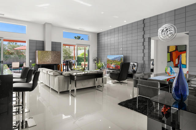 1069 Azure Court, Palm Springs CA: https://media.crmls.org/mediaz/cafcf236-3591-40f6-9f46-72a899774e63.jpg