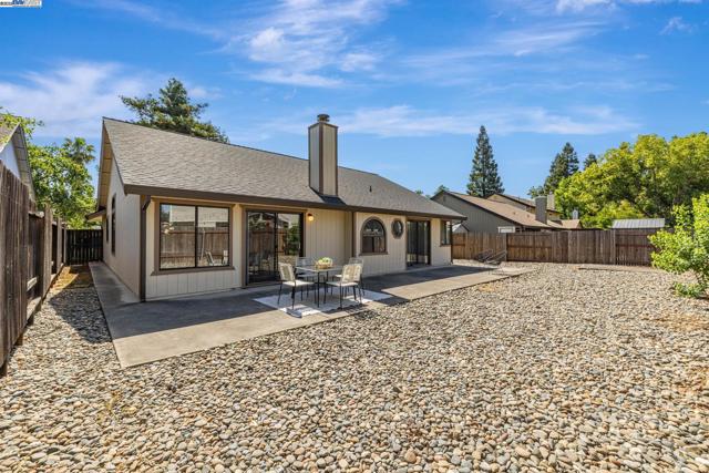 1070 Porter Dr, Roseville CA: https://media.crmls.org/mediaz/cafec735-c214-4d99-be6a-39605346302a.jpg
