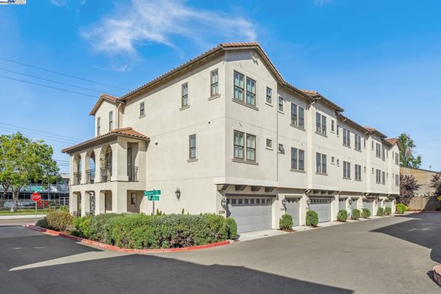 2110 Clement Ave, Alameda CA: https://media.crmls.org/mediaz/cafef88b-bed6-43fe-8fd1-268699dd3378.jpg