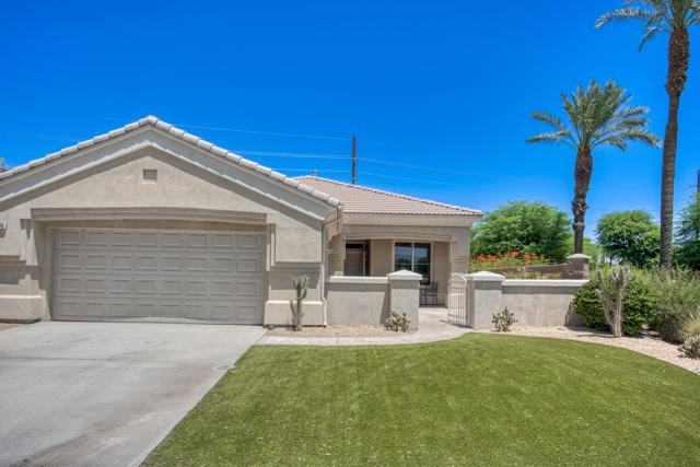 44010 Royal Troon Drive Drive, Indio CA: https://media.crmls.org/mediaz/caff1cc2-4ba8-479c-85db-aba1a0929faf.jpg