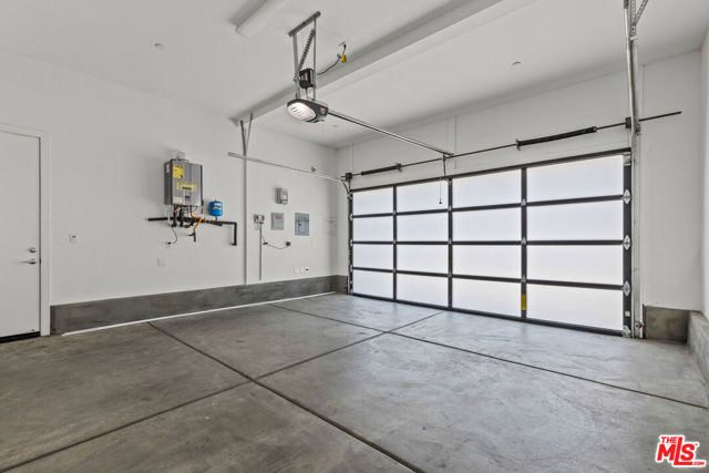 20723 W Deer Grass Court, Porter Ranch CA: https://media.crmls.org/mediaz/caff9a26-70f2-47a0-988d-a63d58c2a580.jpg