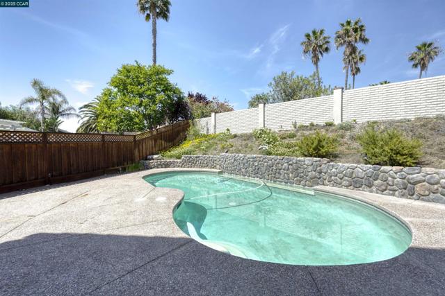 5535 Edgeview Dr, Discovery Bay CA: https://media.crmls.org/mediaz/cafff32e-19dd-4426-8646-2e0f57154e18.jpg