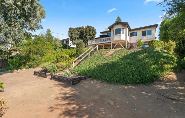 17924 Saint Andrews Dr, Poway CA: https://media.crmls.org/mediaz/cb029020-700e-490c-8ed0-25ab021cb72c.jpg