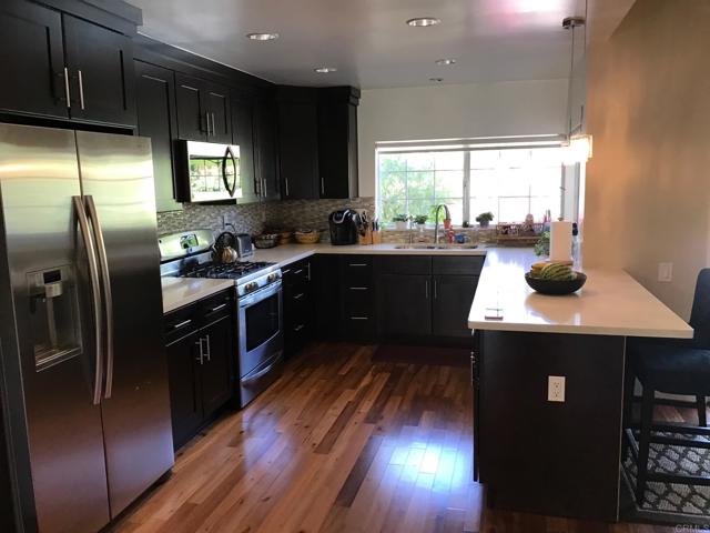 Detail Gallery Image 7 of 56 For 6860 Whitaker Ave, Lake Balboa,  CA 91406 - 3 Beds | 2 Baths