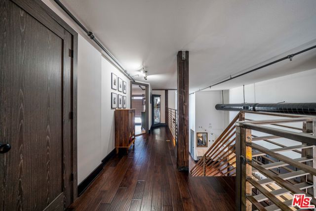 4115 Glencoe Avenue, Marina del Rey CA: https://media.crmls.org/mediaz/cb02cd5b-bdda-4b29-883b-78c173de5905.jpg