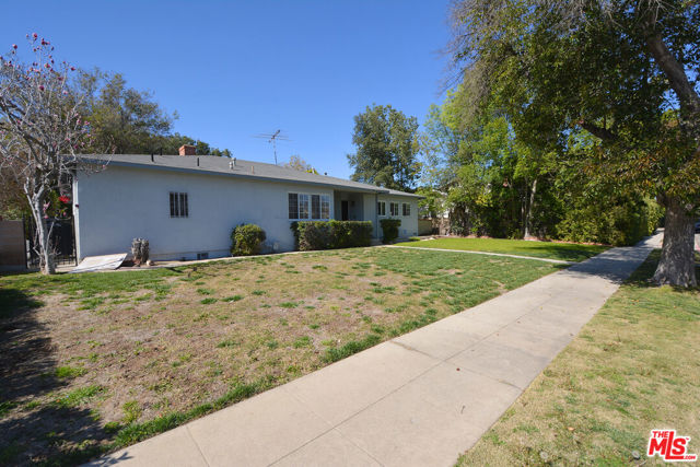 7061 Louise Avenue, Van Nuys CA: https://media.crmls.org/mediaz/cb02f77c-0f4f-42c5-93b8-c269e1f71665.jpg