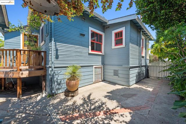 6521 Herzog St, Oakland CA: https://media.crmls.org/mediaz/cb031620-18e9-4319-8454-348e7ebfbcdf.jpg