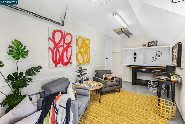 2460 Sky Rd, Walnut Creek CA: https://media.crmls.org/mediaz/cb03ca7c-c2ff-4605-8f27-a70eb5f4f2b7.jpg