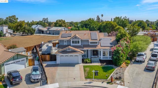 235 Pecan Pl, Brentwood CA: https://media.crmls.org/mediaz/cb03d993-f695-43c3-85bc-83df7b07d440.jpg