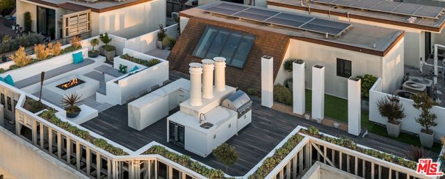 851 N Kings Road, West Hollywood CA: https://media.crmls.org/mediaz/cb040408-d07f-4a52-8cff-cc0445c9610a.jpg