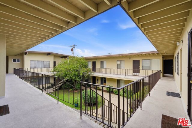 21110 Wood Avenue, Torrance CA: https://media.crmls.org/mediaz/cb046277-118e-49b0-903a-261291552bc3.jpg