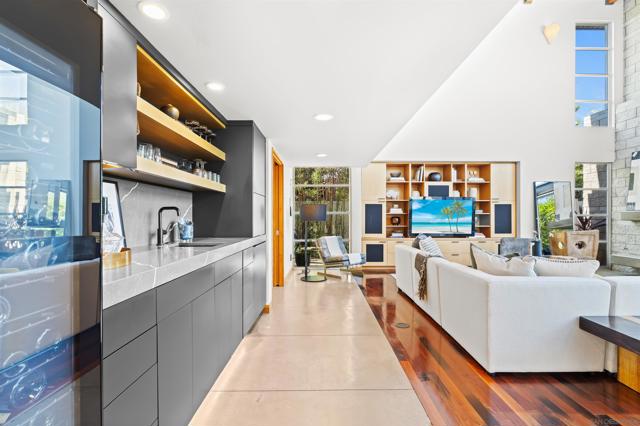 5259 Pacifica Dr, San Diego CA: https://media.crmls.org/mediaz/cb050256-a5bb-4e51-bc2e-983882d8a158.jpg