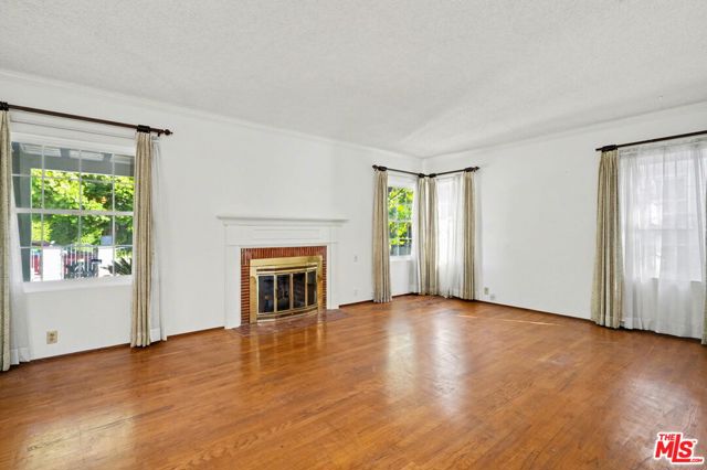 1314 Palms Boulevard, Venice CA: https://media.crmls.org/mediaz/cb059d4e-c026-4bb2-b3e5-b10e036a5252.jpg