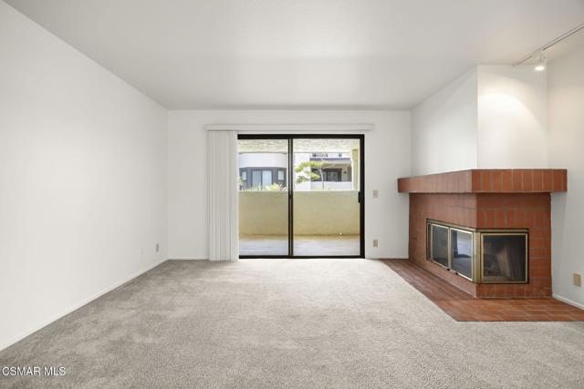 1923 Majorca Drive, Oxnard CA: https://media.crmls.org/mediaz/cb05cd6c-0f2b-4c33-afb3-888da554349d.jpg