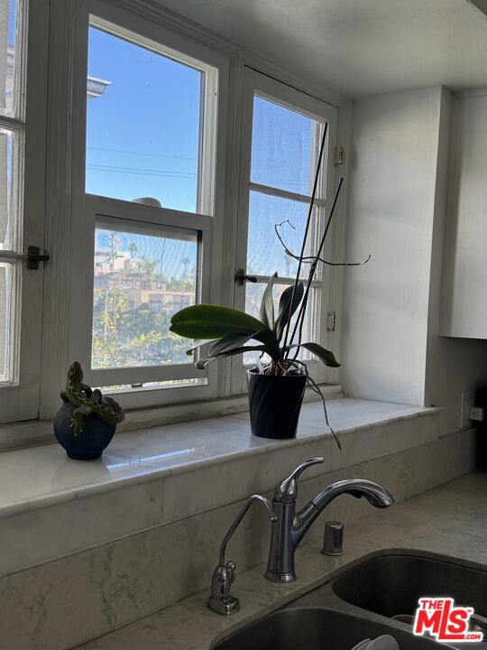 4010 W Adams Boulevard, Los Angeles CA: https://media.crmls.org/mediaz/cb05e031-59e4-4817-8fd9-ce9bb7a89ffa.jpg