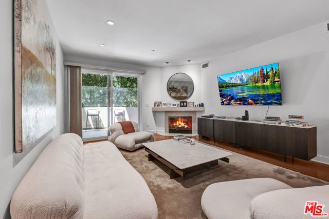 1521 Greenfield Avenue, Los Angeles CA: https://media.crmls.org/mediaz/cb06057e-2223-46a6-8586-ec4473df09fe.jpg