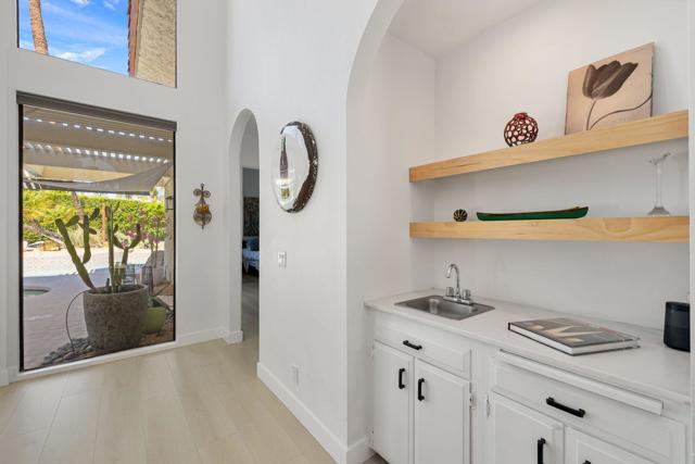 4 Lincoln Place, Rancho Mirage CA: https://media.crmls.org/mediaz/cb061d37-a57d-41d5-9c10-c4dbf990656f.jpg