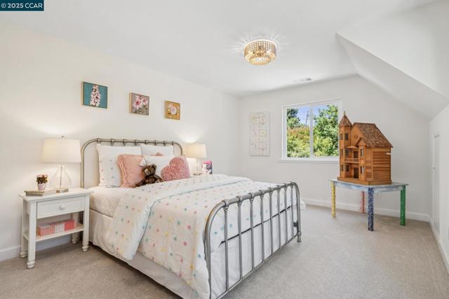 6 Greenwood Ct, Orinda CA: https://media.crmls.org/mediaz/cb065346-3ef7-405c-a412-4c6f2ba7197b.jpg