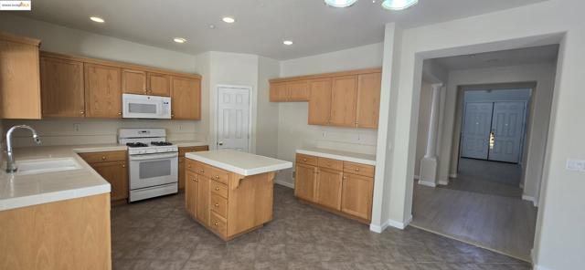 988 Chamomile Ln, Brentwood CA: https://media.crmls.org/mediaz/cb06917c-b093-4d68-baec-1b450f44c4e6.jpg