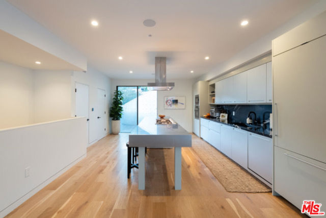 8465 Franklin Avenue, West Hollywood CA: https://media.crmls.org/mediaz/cb06e0a7-6770-4d87-a752-4ea32332bb44.jpg