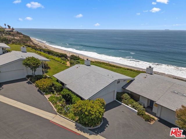 29700 Zuma Bay Way, Malibu CA: https://media.crmls.org/mediaz/cb08db4a-5c8a-49c5-8ab4-72adbc31868c.jpg