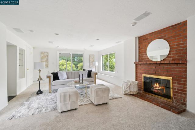 12 La Cresta Rd, Orinda CA: https://media.crmls.org/mediaz/cb0923d2-6cad-45ee-bf33-15abd6096c76.jpg