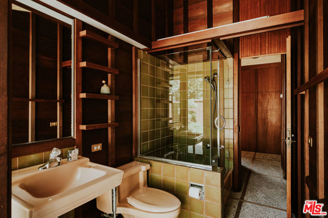 8 Sea Cove Drive, Rancho Palos Verdes CA: https://media.crmls.org/mediaz/cb09b314-5eea-45de-8eca-e7b8b683c5ce.jpg