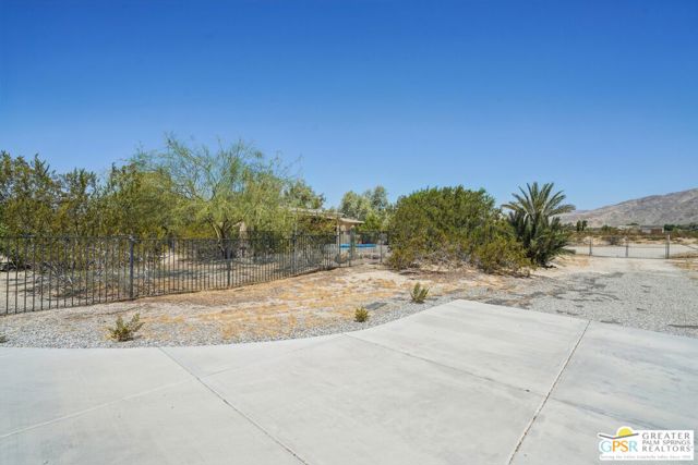 22950 Henry Road, Desert Hot Springs CA: https://media.crmls.org/mediaz/cb0a8592-22b6-4c2b-bdac-419ec050bac8.jpg